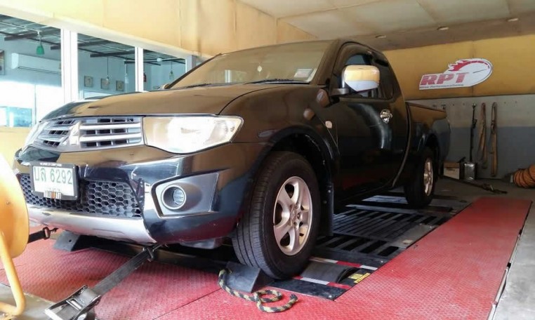 2006 Mitsubishi Triton 2.5L MT on running on dyno