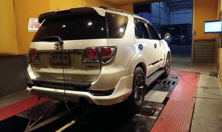 Toyota Fortuner 3L 2012 on dyno for ECU remapping